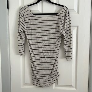 High neck lower back stripe 3/4 length sleeve shirt